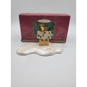 HALLMARK Peanuts Woodstock on Doghouse 2000 FIRST EDITION Ornament Display